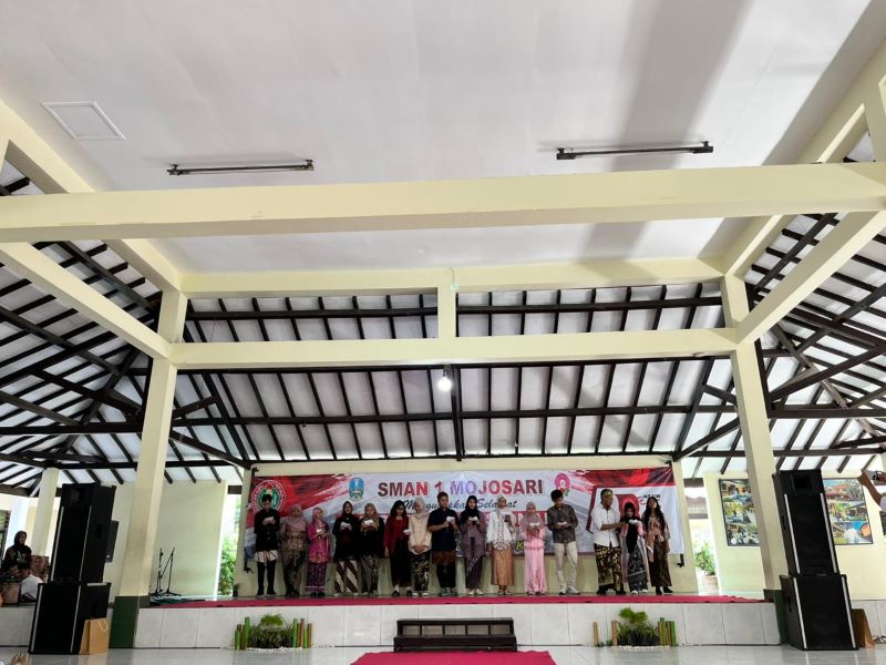 PENGHARGAAN: Guru favorit hingga murid berakhlak dan bertalenta menerima hadiah yang diberikan pada peringatan Hari Guru Nasional, kemarin (25/11).