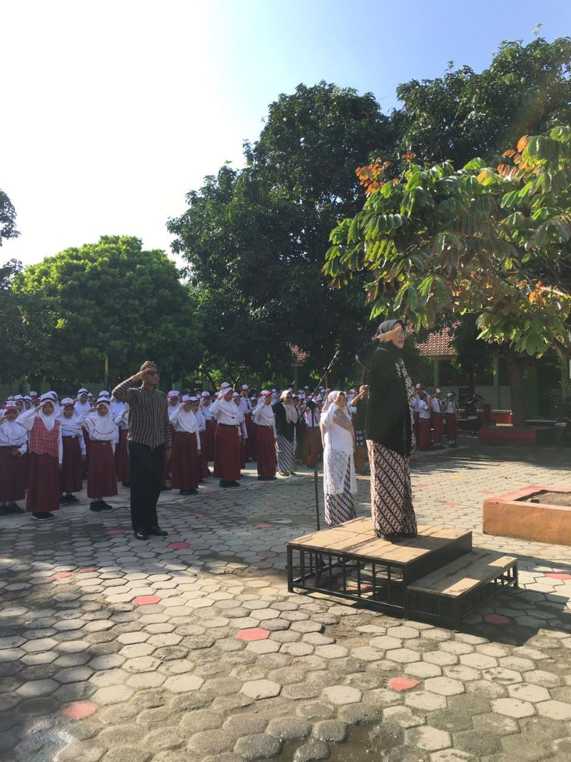 UPACARA: SDN Wonokusumo, Kecamatan Mojosari, melaksanakan upacara peringatan Hari Guru Nasional 2025, kemarin (25/11).