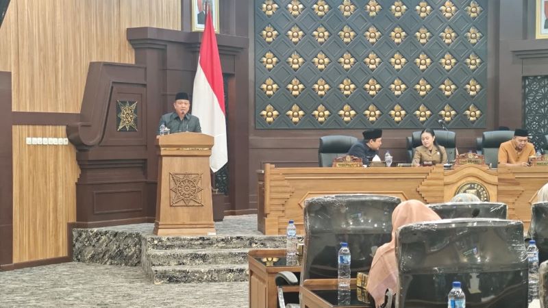 PENJELASAN: Ketua Bapemperda DPRD Kota Mojokerto Deny Novianto saat menyampaikan penjelasan atas tiga raperda inisiatif legislatif pada rapat paripurna, Senin (24/11).