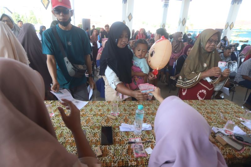 SASARAN: Warga penerima bantuan di wilayah Kecamatan Jetis semringah setelah BLTS Kesra Rp 900 ribu untuk jatah tiga bulan sudah dicairkan, kemarin (25/11).