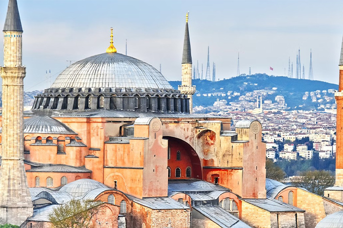 Di Istanbul, Turki, terdapat salah satu bangunan bersejarah paling ikonik dan berpengaruh di dunia, yaitu Hagia Sophia. Sumber foto: Google