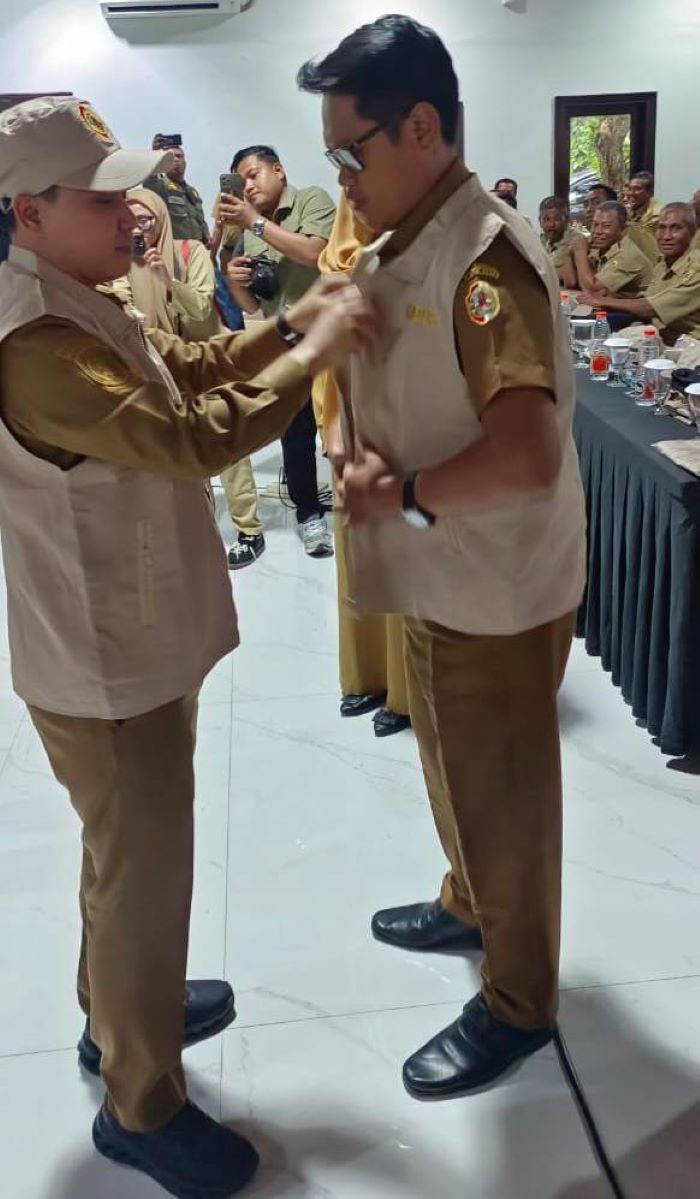 TINGKATKAN LAYANAN: Bupati Muhammad Albarraa didampingi Kepala DPMD Kabupaten Mojokerto Sugeng Nuryadi memberikan arahan pada peningkatan kapasitas kadus di Hotel Grand Whiz Trawas.