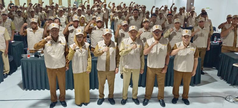 BERI ARAHAN: Bupati Muhammad Albarraa memberikan arahan pada peningkatan kapasitas kadus dalam rangka pembinaan penyelenggaraan pemerintahan desa tahun 2025 di Hotel Grand Whiz Trawas.