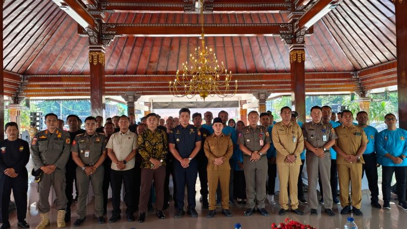 SINERGITAS: Bupati Mojokerto Muhammad Albarraa foto bersama dengan pihak terkait saat sosialisasi ketentuan di bidang cukai kepada Senkom dan karang taruna di Pendapa Graha Majatama Pemkab Mojokerto,