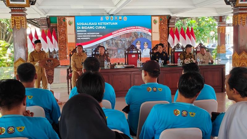 PERKUAT KOLABORASI: Bupati Mojokerto Muhammad Albarraa memberi arahan kepada Senkom dan karang taruna untuk untuk ikut andil memerangi peredaran rokok tanpa cukai di Pendapa Graha Majatama Pemkab.