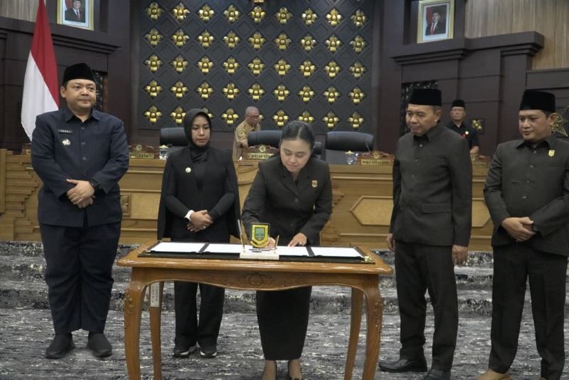 DIDOK: Pimpinan DPRD dan Wali Kota Mojokerto melakukan penandatangan pengambilan keputusan bersama atas raperda APBD tahun anggaran 2026, kemarin (25/11).