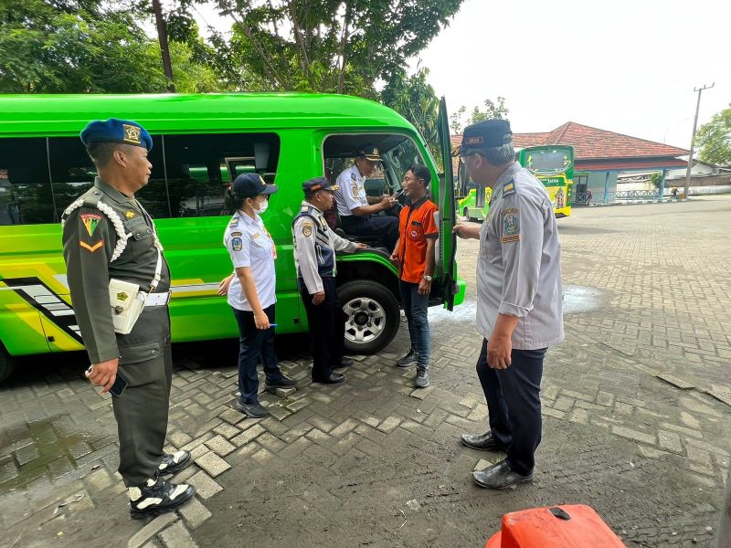 TERDAMPAK: UPT P3 LLAJ Mojokerto Dishub Jatim melakukan ramp check angkutan Mojokerto-Batu di Terminal Kertajaya Mojokerto. Armada feeder ini terpaksa ngandang sementara imbas longsor.