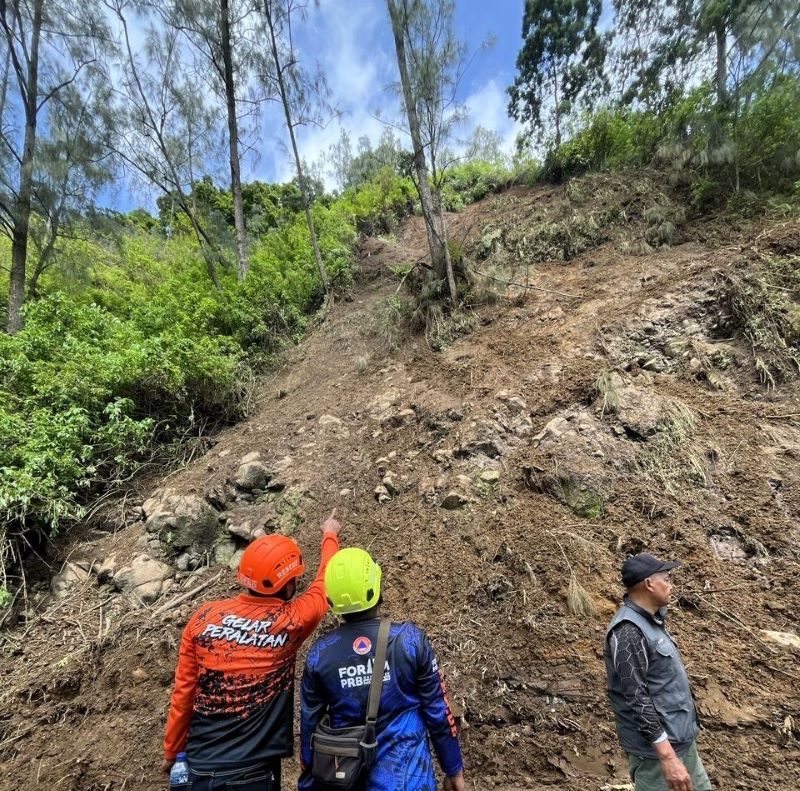 TANAH LABIL: Tebing di tepi jalur Pacet-Cangar sedang diasesmen lebih lanjut sebelum jalan alternatif Mojokerto-Batu ini kembali dibuka.