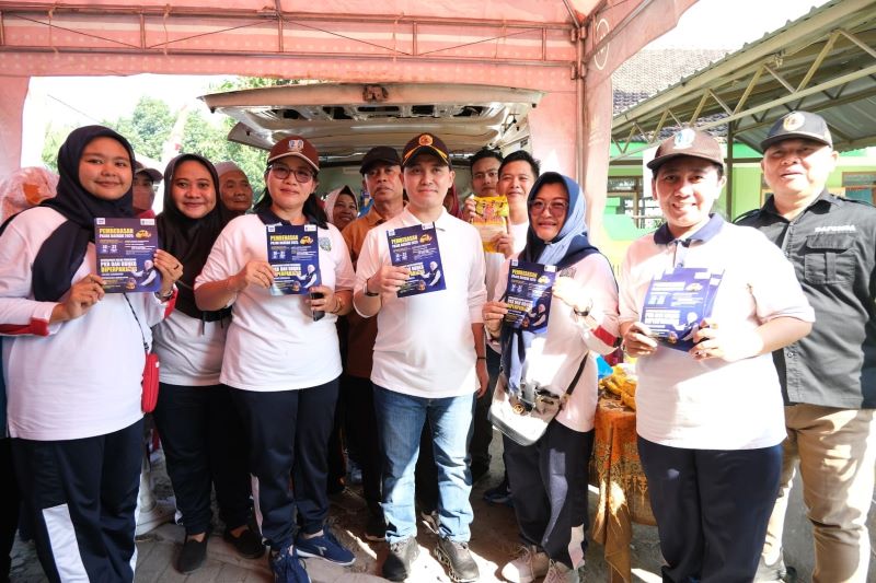 PERMUDAH LAYANAN: Bupati Mojokerto Muhammad Albarraa turun langsung ke masyarakat melakukan edukasi dan pantau layanan jemput bola Opsen PKB.