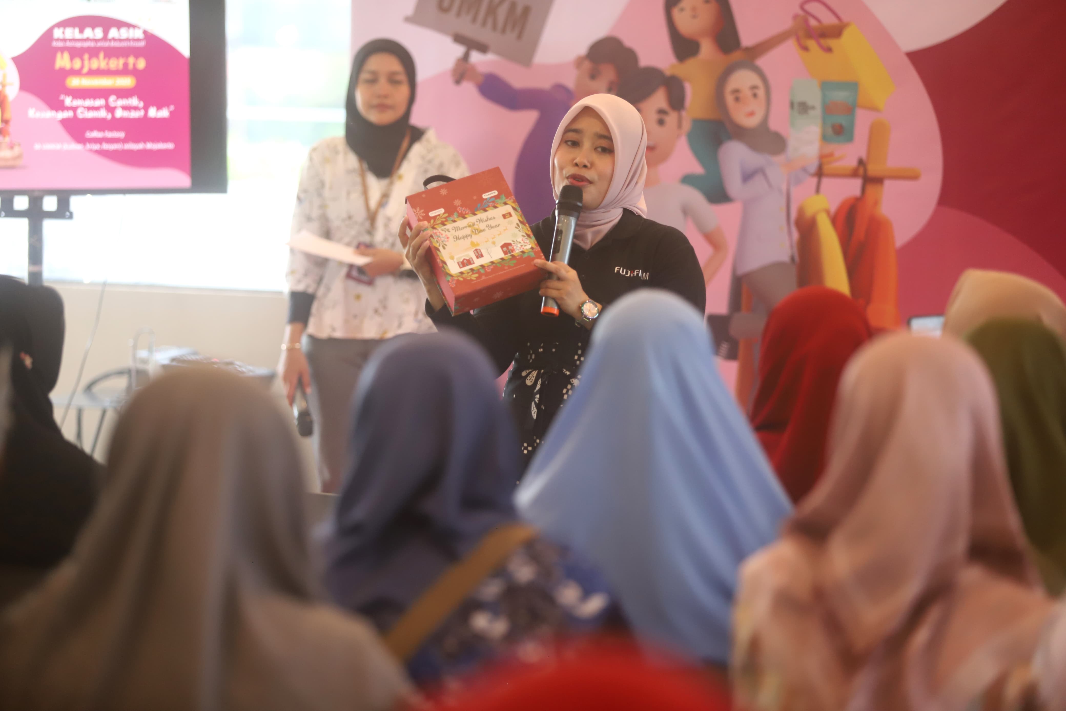 Indana Ulfah Sitompul, Business Application Designer Astragraphia memaparkan tren packaging di Kelas Asik
