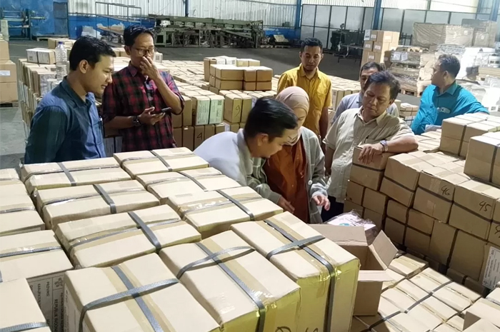 Kegiatan pemeriksaan hasil pekerjaan cetak Buku Kesehatan Ibu dan Anak (KIA) Tahun 2026 dilaksnaakan di fasilitas produksi PT. DCI di Ngrajek, Kabupaten Nganjuk, Jawa Timur. (Istimewa).