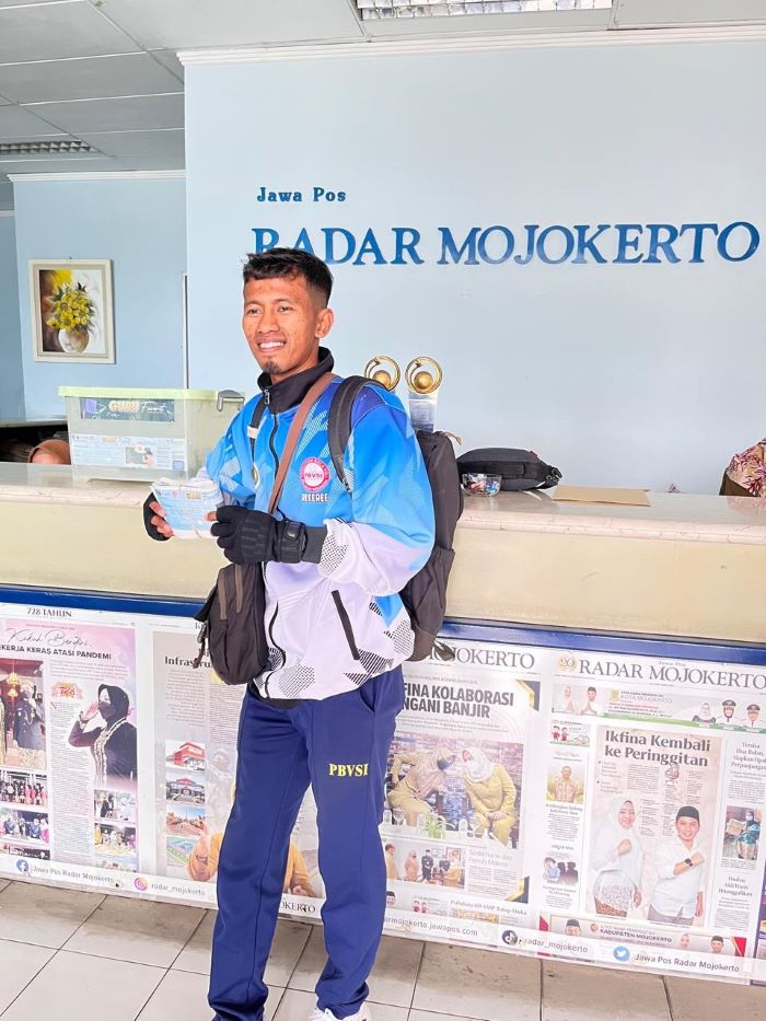 SEGERA BERAKHIR: Pembaca mengumpulkan balot dukungan guru favorit ke kantor Jawa Pos Radar Mojokerto, kemarin (26/11).
