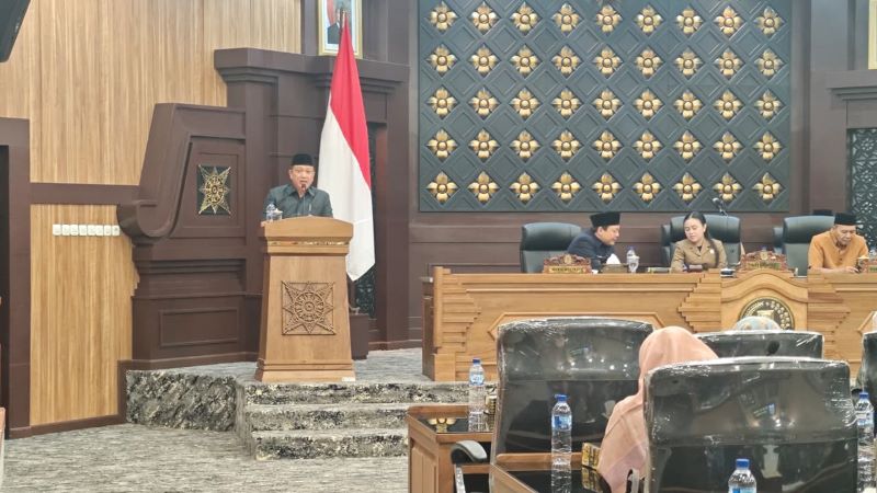 PAYUNG HUKUM: Ketua Bapemperda DPRD Kota Mojokerto Deny Novianto saat menyampaikan penjelasan atas tiga raperda inisiatif dewan pada rapat paripurna, Senin (24/11).