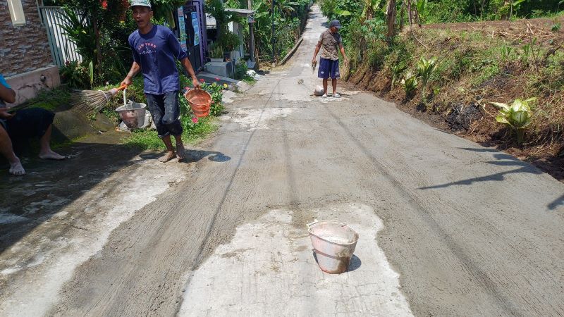 GOTONG ROYONG: Warga Dusun Dosremo, Desa Mojorejo, Kecamatan Pungging gotong royong perbaiki jalan lingkungan, Selasa (24/11).