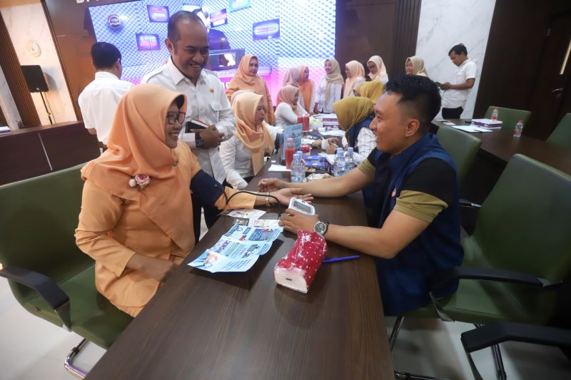 UPAYA PENCEGAHAN: Anggota DWP Sekretariat DPRD Kabupaten Mojokerto menunggu giliran cek kesehatan, rangkaian peringatan HUT ke-26, Rabu (26/11).