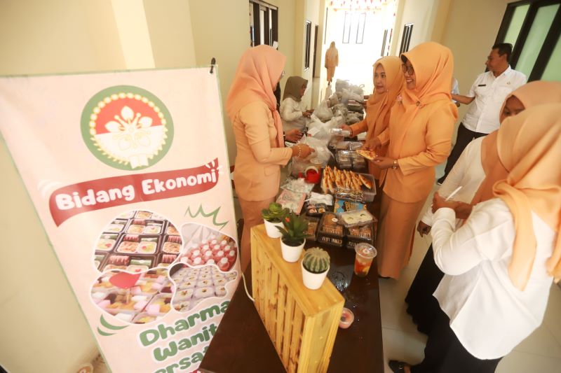 MURAH MERIAH: Pemeriksaan dan seminar kesehatan yang digelar DWP Sekretariat DPRD Kabupaten Mojokerto juga dibarengi dengan bazar pangan murah.