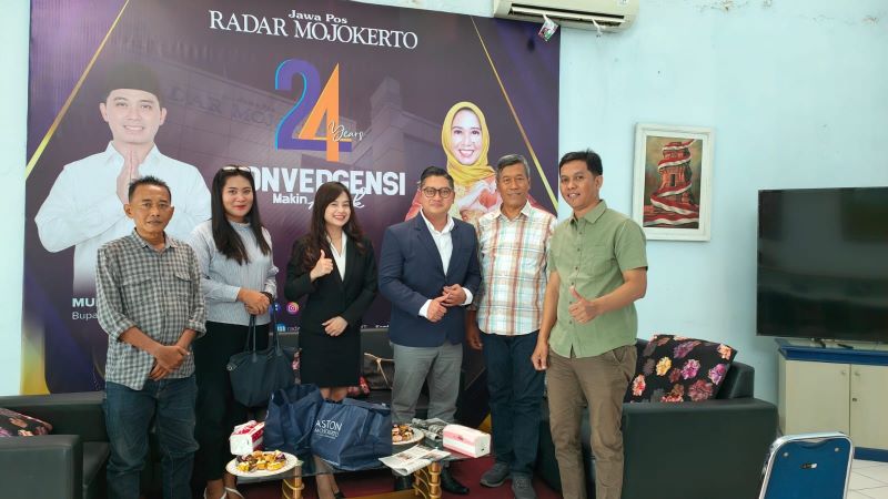 JALIN SILATURAHMI: &nbsp;Direktur JPRM M. Nur Kholis dan manajemen menyambut kehadiran Cluster Manager General Manager The Alana Hotel Malang and Aston Mojokerto Hotel & Conference.