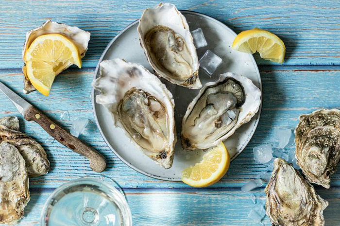 Fenomena konsumsi oyster mentah muncul sebagai bagian dari gelombang tren kuliner dunia yang seringkali lahir melalui media sosial. Sumber foto: Google