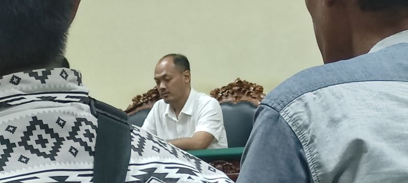 SIDANG LANJUTAN: Terdakwa Zantos Sebaya saat sidang lanjutan perkara korupsi kapal TBM di Pengadilan Tipikor Surabaya yang menghadirkan saksi ahli yang meringankan, Selasa (25/11).