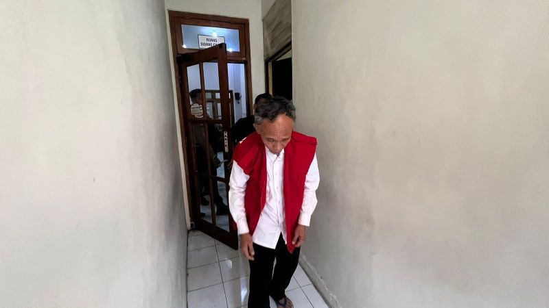 PESAKITAN: Terdakwa Elyas Yasak dikeler kembali ke Lapas Kelas II-B Mojokerto oleh petugas usai menjalani sidang putusan di Pengadilan Negeri Mojokerto, kemarin (26/11).