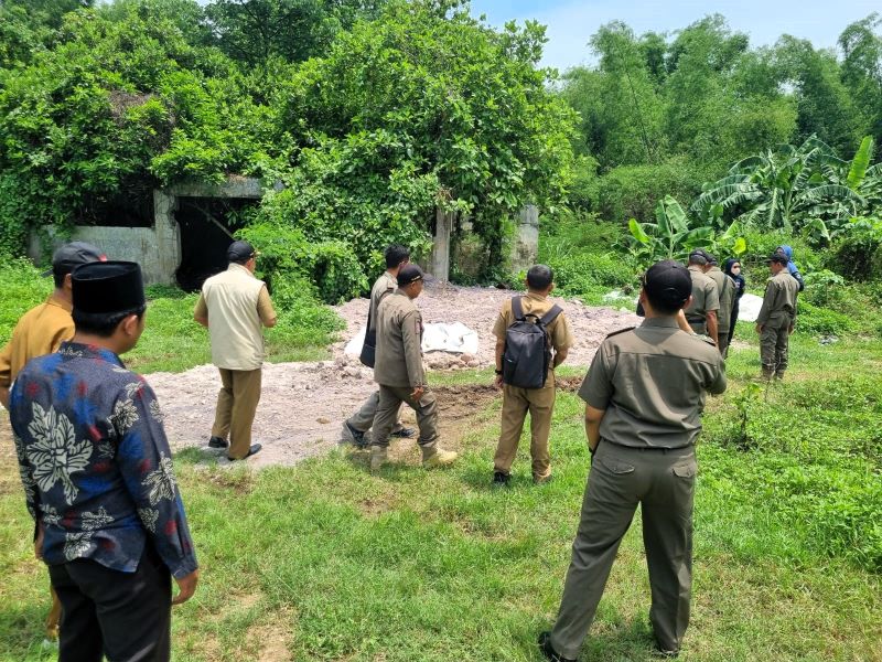 TEMUAN: Tim gabungan mengecek lokasi dumping limbah B3 di Perumahan Jambu Indah Residence, Desa Jambuwok, Kecamatan Trowulan, beberapa waktu lalu.