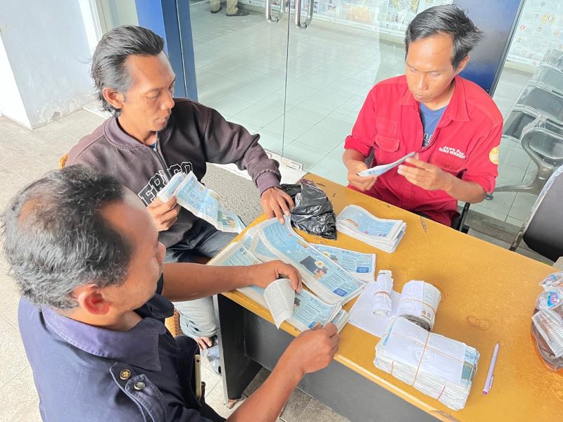 MULAI REKAP: Panitia Guru Favorit menghitung balot dukungan yang telah terkumpul jelang hari terakhir penutupan event Guru Favorit, kemarin (27/11).