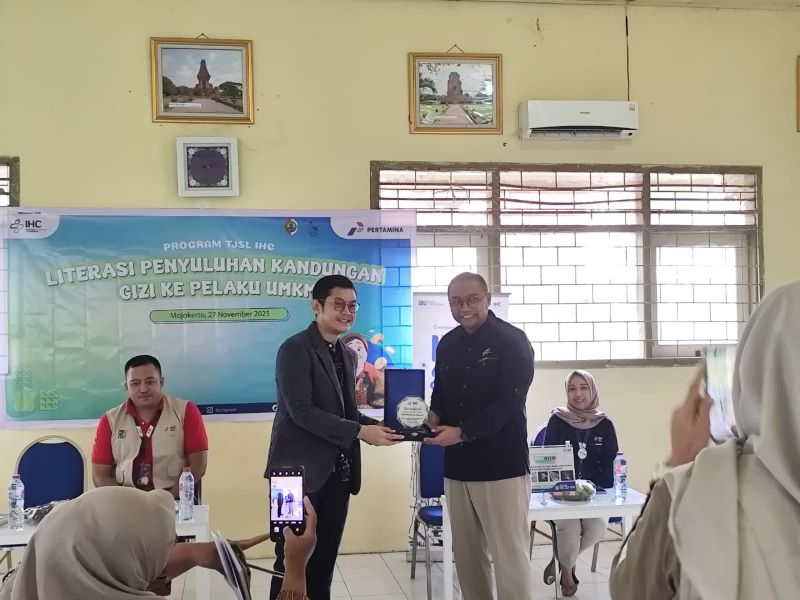 BERKELANJUTAN: Head of Corporate Secretary PT Nusantara Medika Utama (NMU) dr Abdi Agus Youandi menyerahkan plakat sebagai simbolis kolaborasi CSR aksi penyuluhan kandungan gizi kepada CFO Rumah BUMN