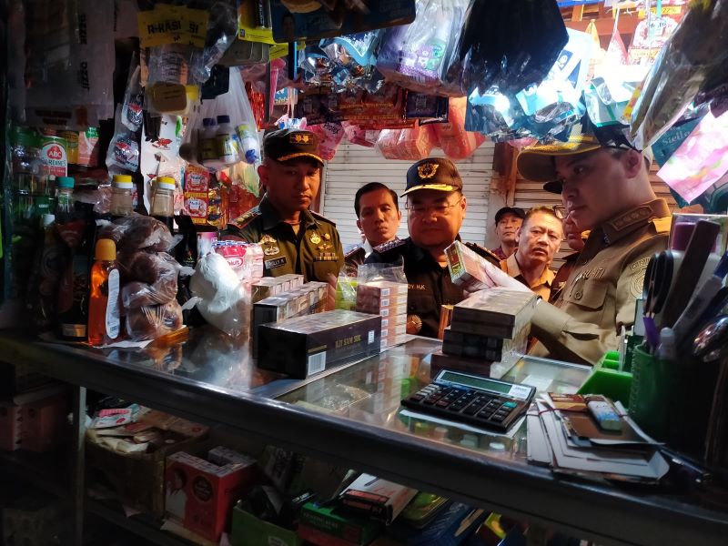 INSPEKSI: Bupati Mojokerto Muhammad Albarraa bersama Forkopimda mengecek produk rokok yang dijual di salah satu kios Pasar Pandan, Kecamatan Pacet, Senin (11/8) lalu.