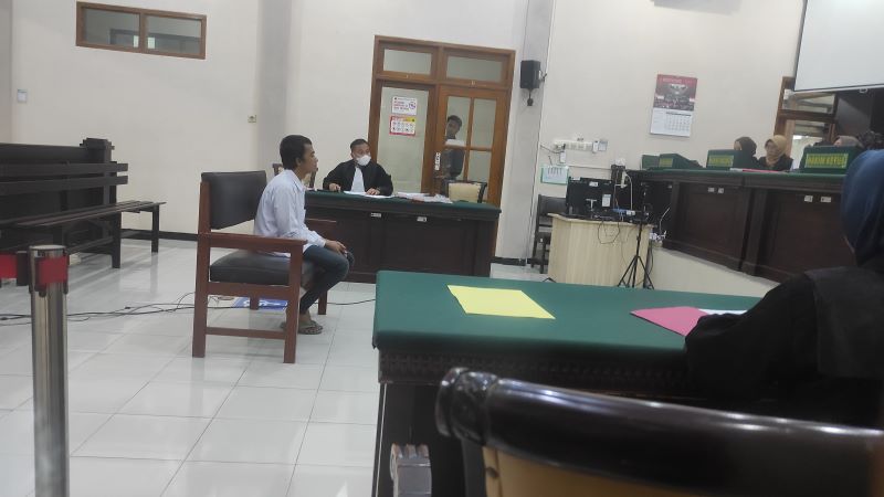 KEBERATAN: Terdakwa kasus rudapaksa anak kandung asal Trowulan, FFA, saat menjalani persidangan di Pengadilan Negeri Mojokerto, Kamis (20/11).