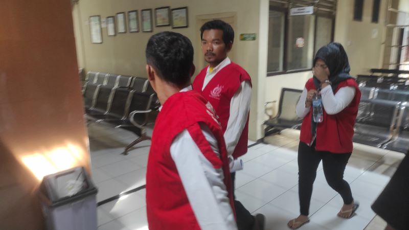 MERUGIKAN: Tiga dari empat pelaku sindikat penyelewengan solar bersubsidi usai menjalani sidang di Pengadilan Negeri Mojokerto, Selasa (18/11).
