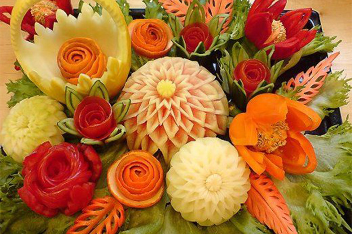 Seni fruit carving atau seni mengukir buah adalah teknik mengolah buah menjadi bentuk-bentuk dekoratif. Sumber Foto: Pinterest