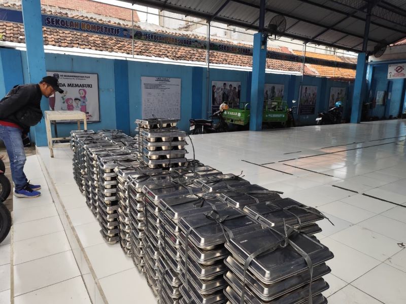 DIKEMBALIKAN: Ratusan ompreng MBG di SD Muhammadiyah Plus Kota Mojokerto tertumpuk di aula depan sekolah sebelum dijemput oleh SPPG terkait usai tak dikonsumsi siswa lantaran kuah bakso yang basi.