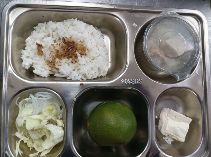 DIKELUHKAN BASI: Menu MBG di SD Muhammadiyah Plus, Kota Mojokerto yang dikeluhkan kuah baksonya berbau tak sedap dan terasa kecut.