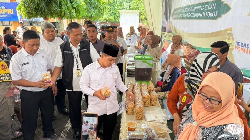 PENGENDALIAN INFLASI: Bupati Mojokerto Muhammad Albarraa didampingi Kepala Disperindag Kabupaten Mojokerto Noerhono, pantau pasar murah di Kantor Kecamatan Mojoanyar, Pada Rabu (26/11).