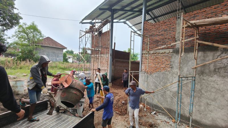 DIAMBIL: Molen pengaduk semen di lokasi proyek diambil subkontraktor akibat pemenang proyek tak kunjung membayar jasa dan material yang dimanfaatkan, kemarin (27/11).