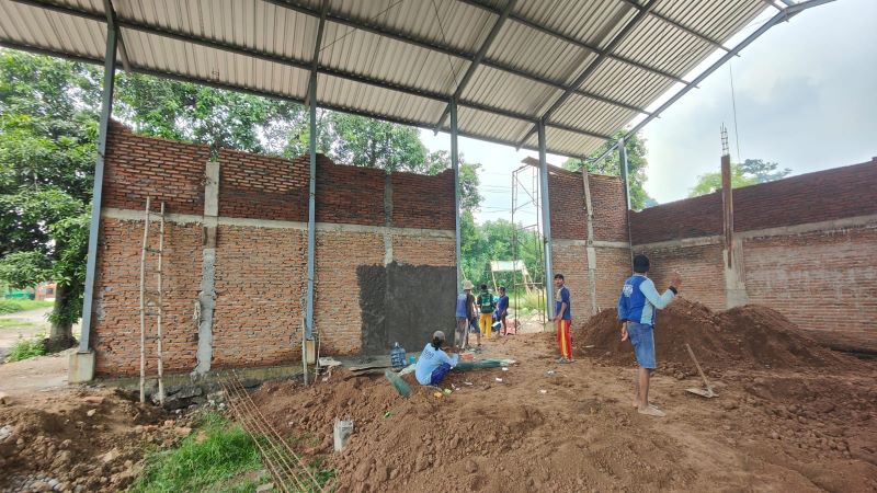AMBURADUL: Pengerjaan proyek pembangunan penggilingan gabah di Desa Kebuntunggul, Kecamatan Gondang diduga dikerjakan asa-asalan, kemarin (27/11).