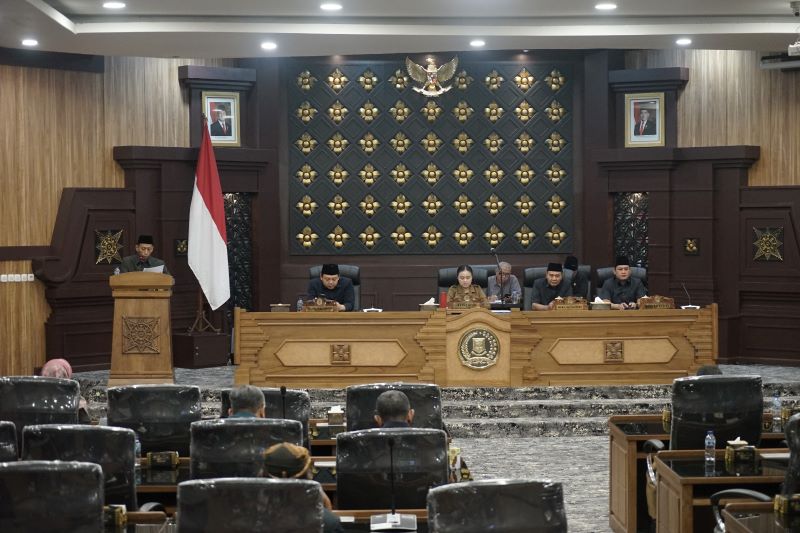 SUSUN REGULASI: Jubir Bapemperda DPRD Kota Mojokerto Ahmad Saifulloh menyampaikan tanggapan dan jawaban atas pandangan Wali Kota Mojokerto atas tiga raperda, Rabu (26/11).