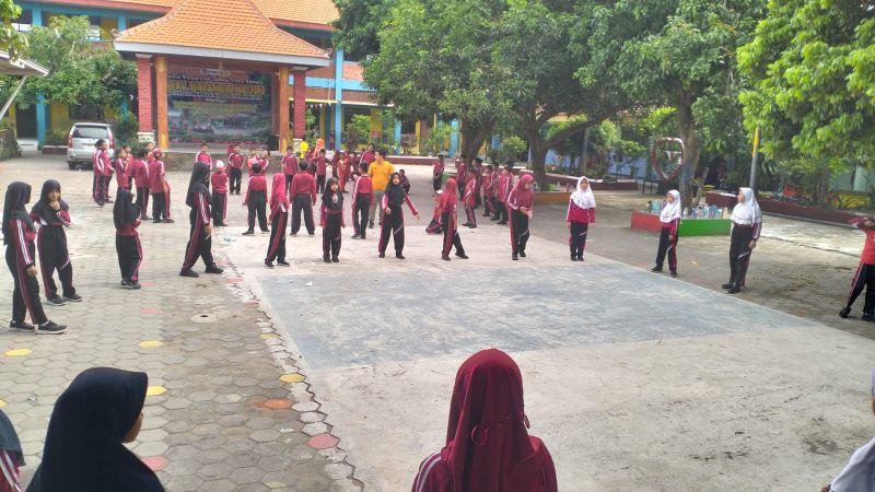 MENYENANGKAN: Joyfull learning permainan tangkap bola siswa kelas di SDN Wonokusumo, Kecamatan Mojosari.