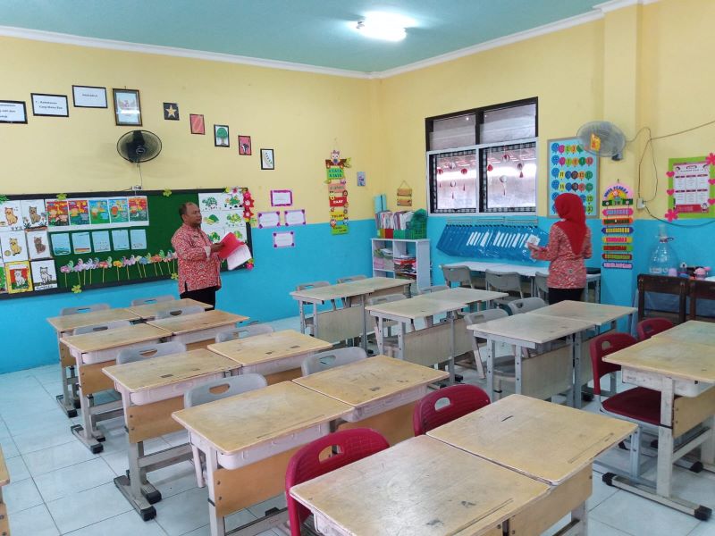 LOMBA: Dewan juri dari Korwil Kecamatan Mojosari  dan pengawas menilai lomba kelas di SDN Wonokusumo, Kecamatan Mojosari.