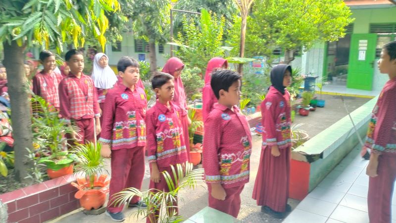 DISIPLIN: Pembiasaan sebelum masuk kelas di SDN Wonokusumo, Kecamatan Mojosari.