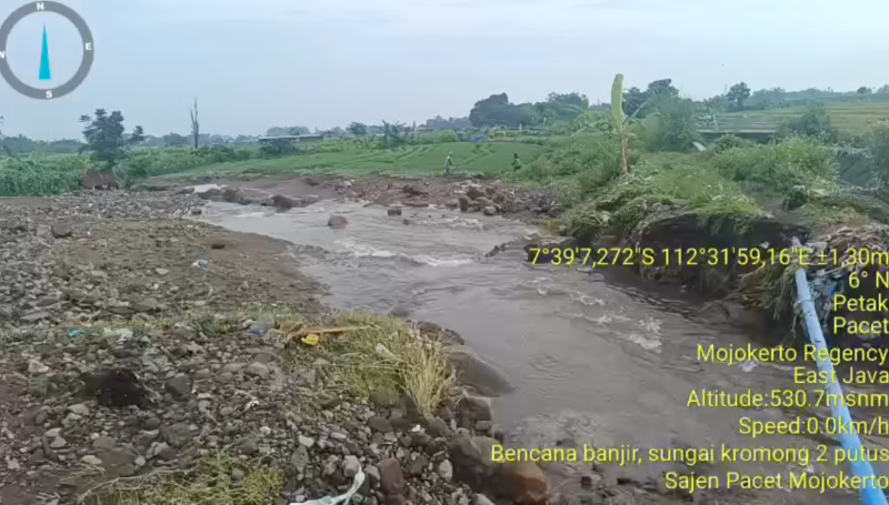 BERDAMPAK: Tanggul anak Kali Kromong di Desa Sajen, Kecamatan Pacet, yang mengelami jebol akibat meningkatnya debit air.