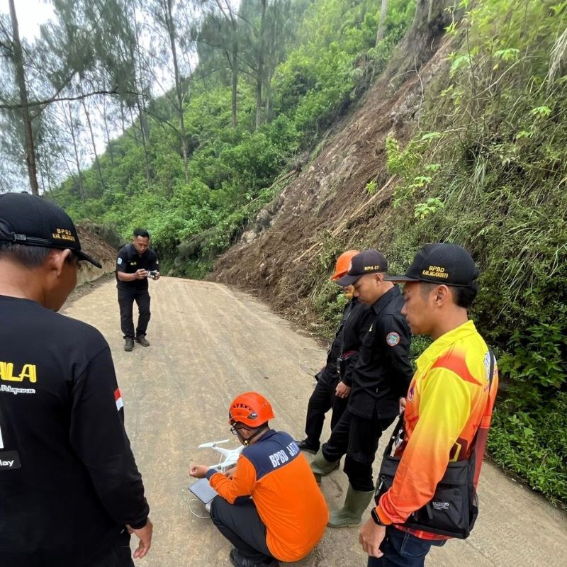 CEK KONDISI: Tim gabungan memakai perangkat drone saat melakukan asesmen tebing longsor di Jalur Pacet - Cangar, Desa/Kecamatan Pacet, Rabu (26/11).