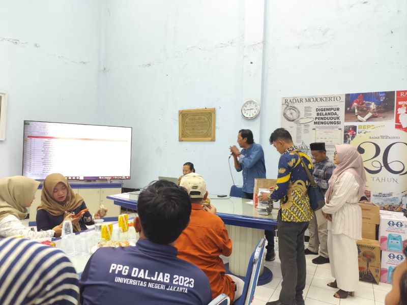 DISAKSIKAN: Perwakilan lembaga pendidikan dari jenjang SD hingga SMA menyaksikan perhitungan balot dukungan bersama panitia di aula kantor Jawa Pos Radar Mojokerto, kemarin (28/11).