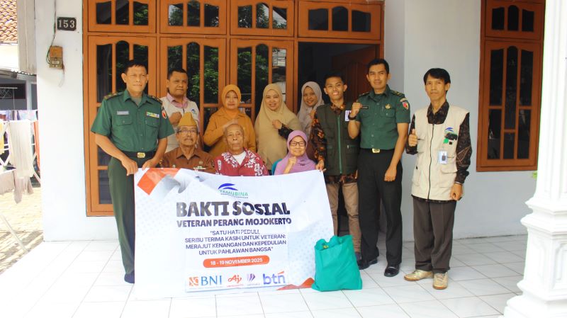 DOOR TO DOOR: Yamubina Mojokerto menggelar bakti sosial dalam rangka peringatan Pahlawan, pekan lalu.