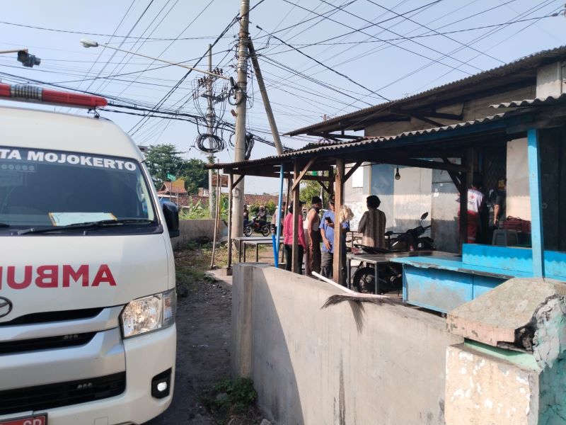 BERHASIL TERTOLONG: Tim medis mendatangi rumah FF yang mencoba melakukan percobaan bunuh diri di kediamannya di Kecamatan Kranggan, Kota Mojokerto, kemarin (28/11).