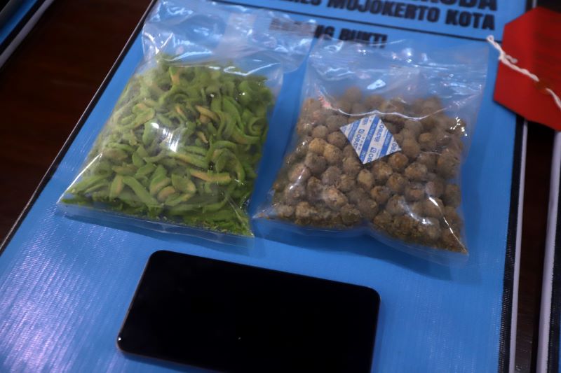 BERHASIL DIUNGKAP: Polisi menunjukkan barang bukti kue stik dan keciput yang terbuat dari pil koplo atau dobel L di Mapolres Mojokerto Kota pada Oktober lalu.