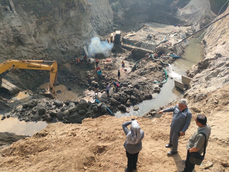 BERI CATATAN: Ketua DPRD Kabupaten Mojokerto Ayni Zuroh, Wakil Ketua Khoirul Amin, dan Wakil Ketua Hartono saat melakukan sidak proyek irigasi Dam Wonokerto di Desa Wonodadi, Kecamatan Kutorejo.
