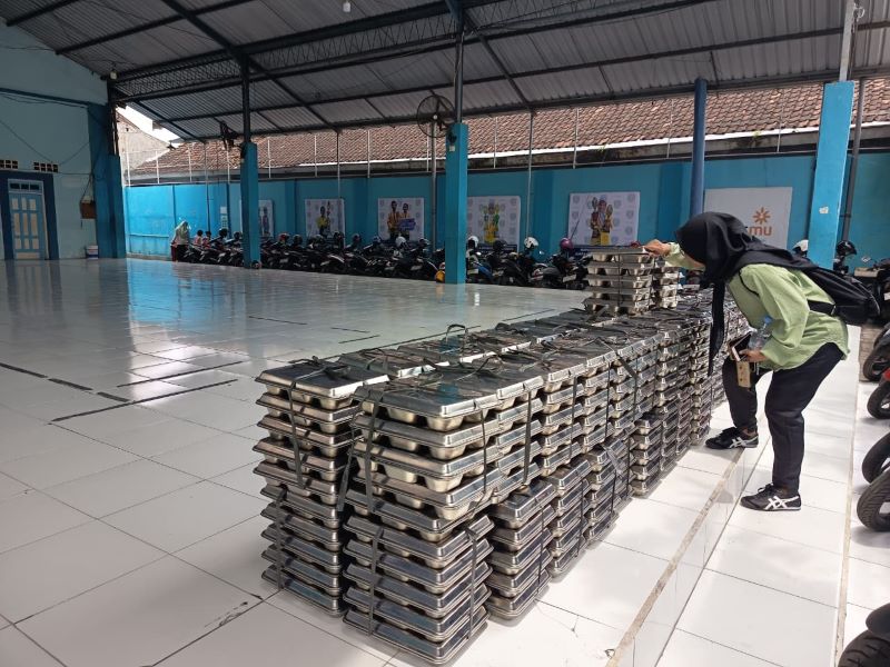 DIKEMBALIKAN: Ratusan ompreng MBG di SD Muhammadiyah Plus Kota Mojokerto tertumpuk di aula depan sekolah sebelum dijemput oleh SPPG terkait usai tak dikonsumsi siswa lantaran kuah bakso yang basi.