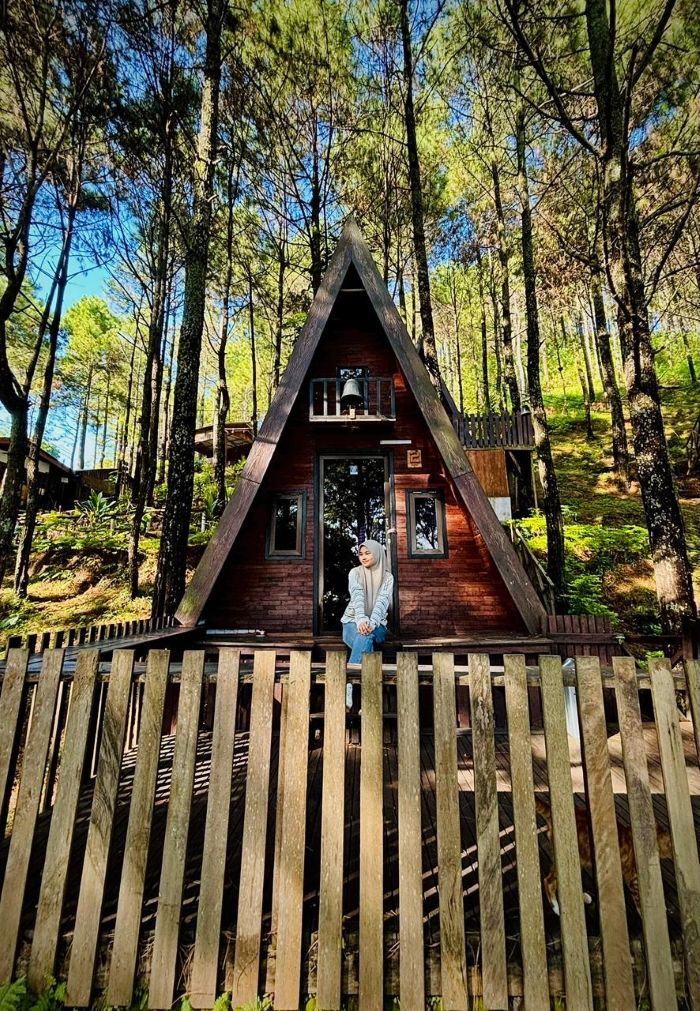 NYAMAN: Alas Pacet menyediakan tenda hingga kabin kayu untuk glamping.