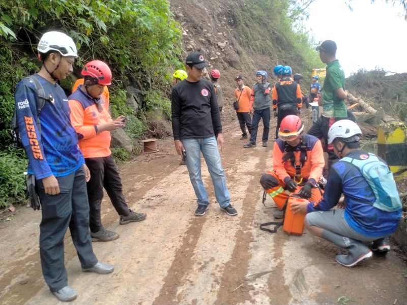 PENGECEKAN: Tim gabungan BPBD melakukan asesmen lanjutan pada mahkota longsor di kawasan Kutukan Sendi, Sabtu (29/11).
